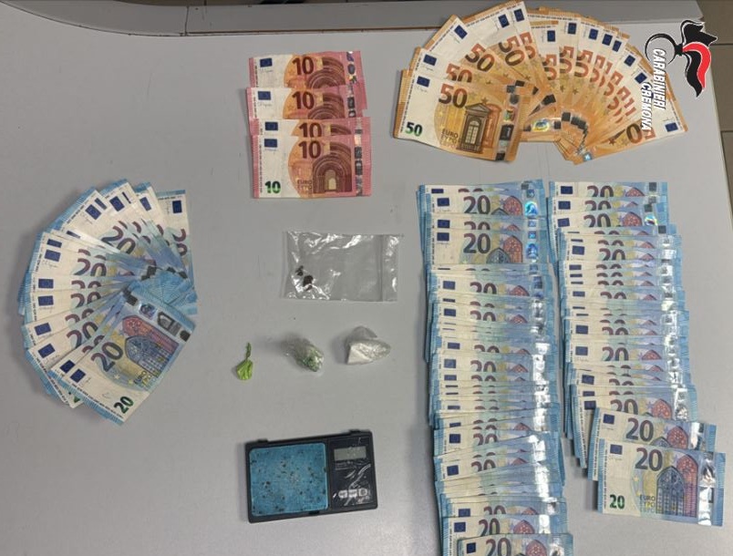 Trovato in possesso di droga e contanti: diciannovenne denunciato