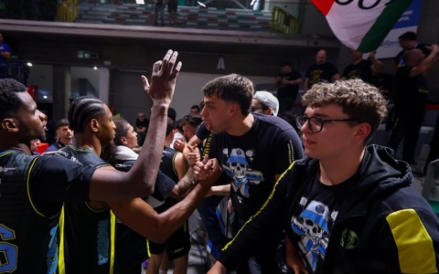 La Vanoli Cremona travolta a Reggio Emilia: sconfitta netta per 96-78