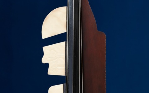 Domenica Regazzoni dona la scultura Sol-Re-La-Mi al Museo del Violino