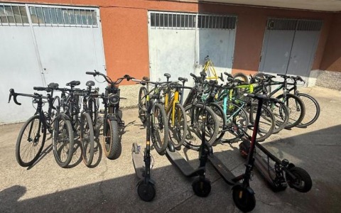 Il segnale della e-bike rubata porta la polizia in un box privato: trovati 19 mezzi “spariti” a Cremona