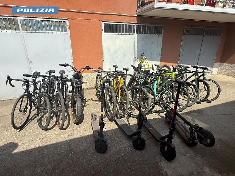 Il segnale della e-bike rubata porta la polizia in un box privato: trovati 19 mezzi “spariti” a Cremona