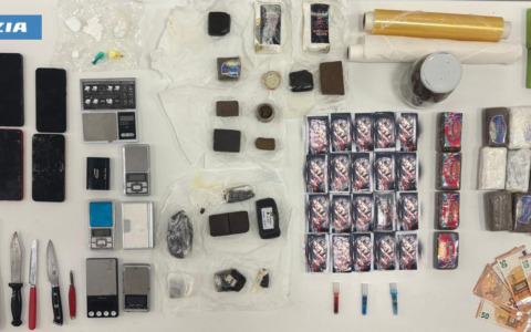 Maxi sequestro di hashish e cocaina: scoperti cinque chili di stupefacenti