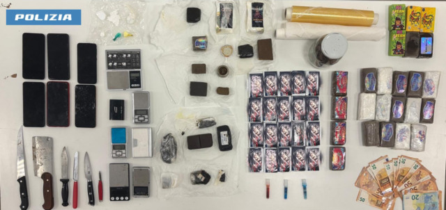 Maxi sequestro di hashish e cocaina: scoperti cinque chili di stupefacenti