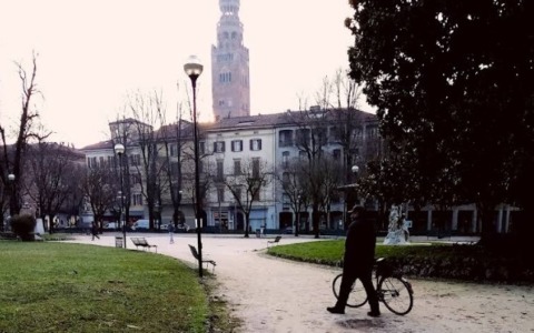 Cremona differenziata interattiva nei giardini di Piazza Roma con i totem Aprica