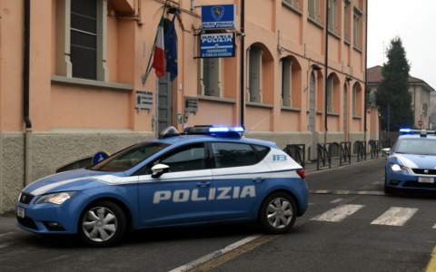 Aggredisce gli agenti al supermercato Conad: arrestata una quarantanovenne
