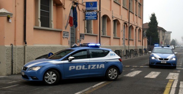 Aggredisce gli agenti al supermercato Conad: arrestata una quarantanovenne