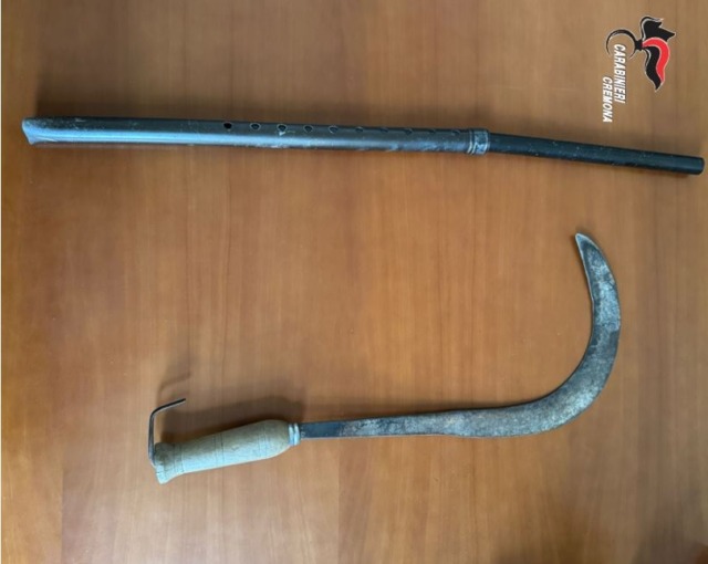 Bastone e falce in auto: denunciato quarantaseienne durante i controlli notturni
