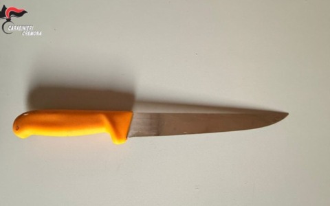 Ubriaco e con un coltello da cucina nascosto sotto la maglietta: denunciato 44enne