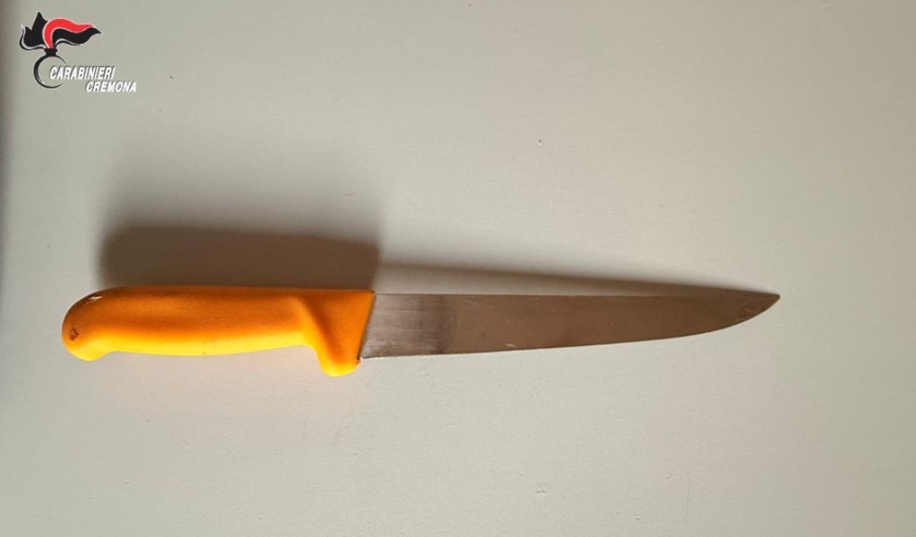 Ubriaco e con un coltello da cucina nascosto sotto la maglietta: denunciato 44enne