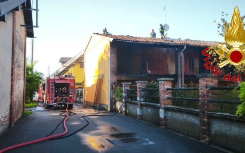 Incendio divampa contemporaneamente in tre abitazioni a Pandino: l’intervento dei Vigili del Fuoco