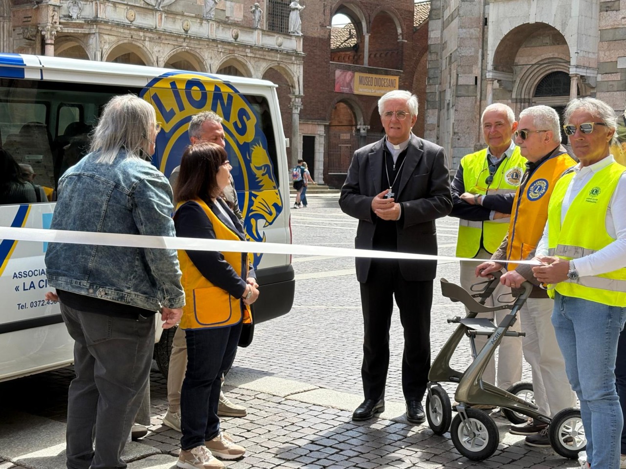 Nuovo automezzo per il trasporto sociale: donazione a “La Città dell’Uomo”