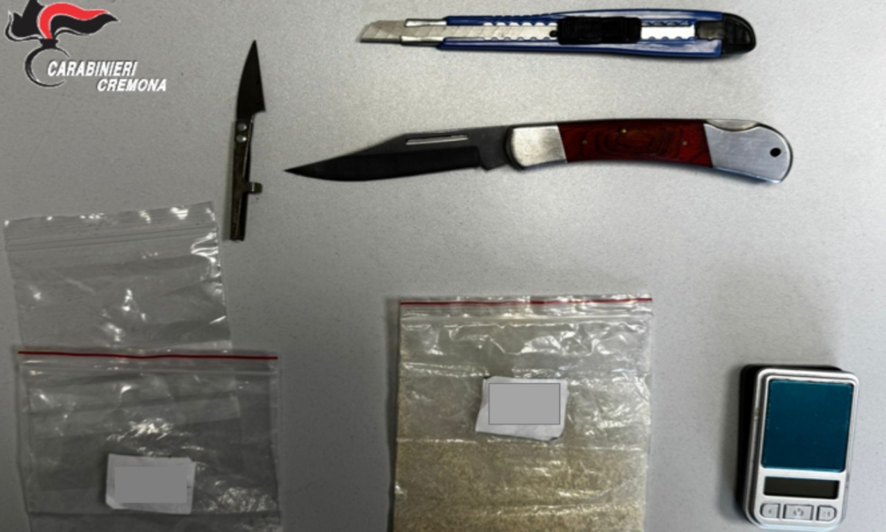 Coltelli e droga sintetica (MDPV) nell’auto: guai per un automobilista a Palazzo Pignano