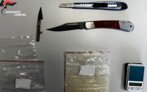 Coltelli e droga sintetica (MDPV) nell’auto: guai per un automobilista a Palazzo Pignano