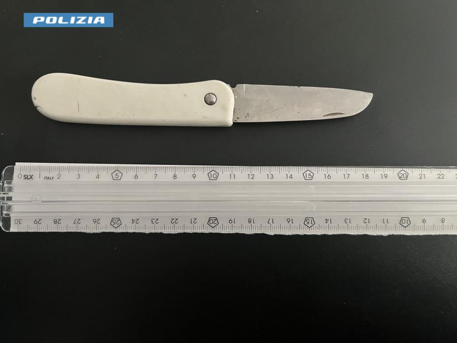 Polizia denuncia diciannovenne nel quartiere Po: sequestrati un coltello e una tessera sanitaria rubata