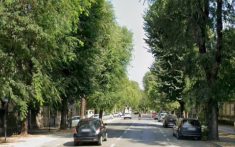 Fuga folle a Cremona: collisione con l’auto di servizio dopo la corsa pericolosa tra i passanti