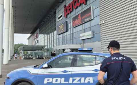 Tentato furto al centro commerciale: denunciato e allontanato da Cremona