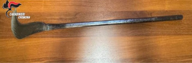 Trovato con una roncola in auto nel Cremonese: scatta la denuncia dopo una lite in un campo