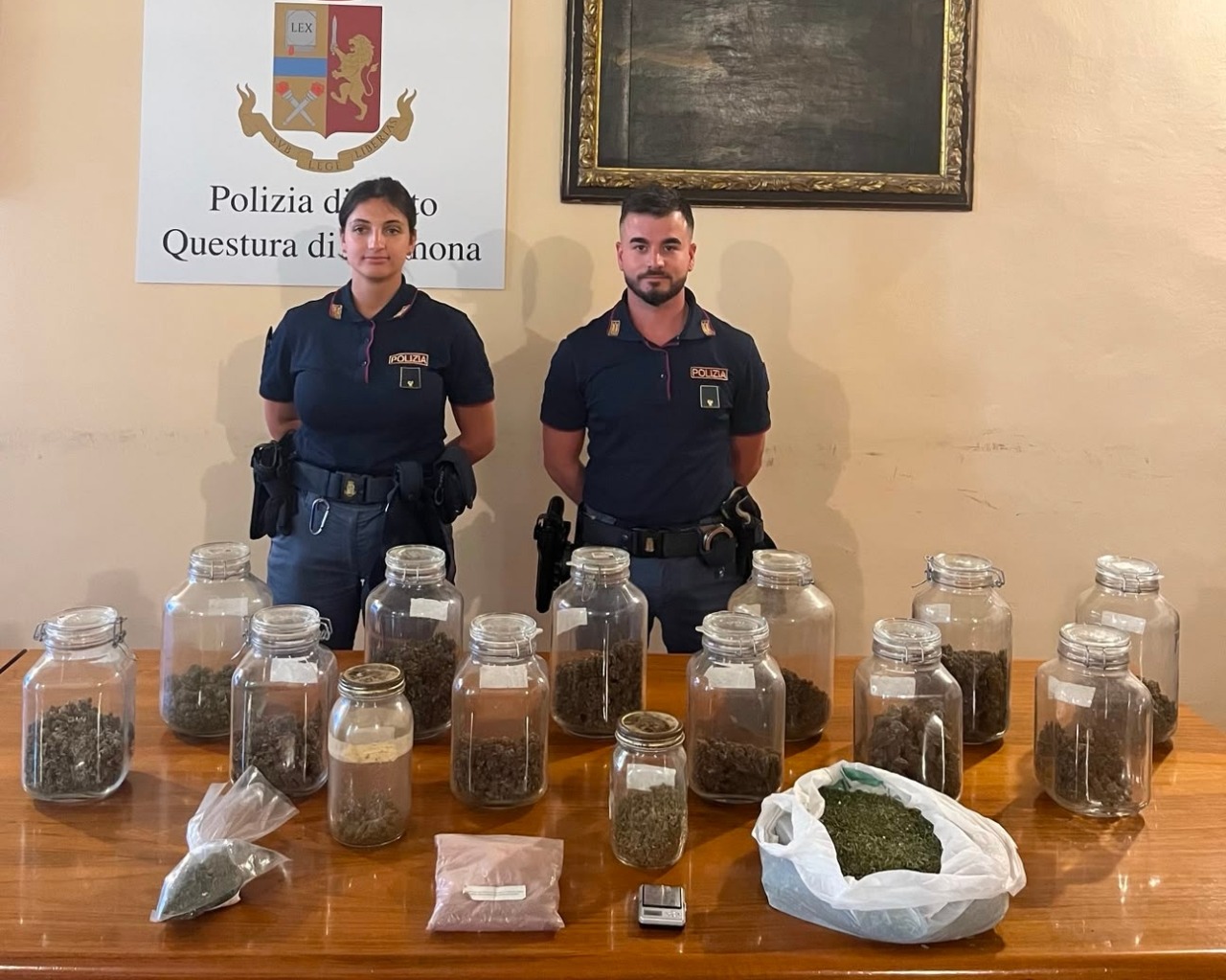 Il pusher di Ticengo ci ricasca coi vasetti: in casa due chili di marijuana