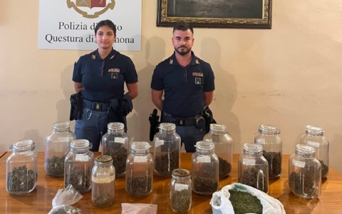 Il pusher di Ticengo ci ricasca coi vasetti: in casa due chili di marijuana