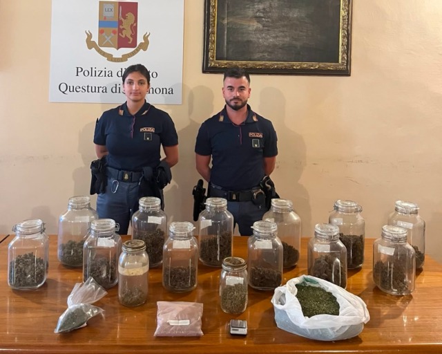 Il pusher di Ticengo ci ricasca coi vasetti: in casa due chili di marijuana