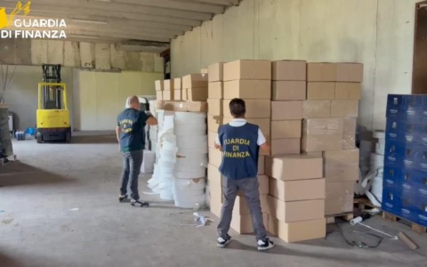 Nel pavese fabbrica clandestina di sigarette di contrabbando, il deposito in provincia di Cremona