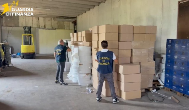 Nel pavese fabbrica clandestina di sigarette di contrabbando, il deposito in provincia di Cremona