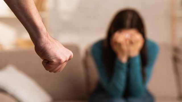 Minaccia e aggredisce la moglie a Rivolta d’Adda anche davanti ai carabinieri, 51enne arrestato