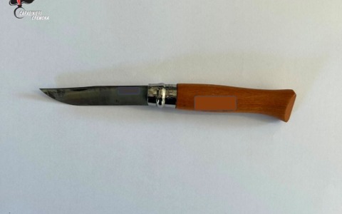 Intervento dei Carabinieri a Gabbioneta Binanuova: sequestrato un coltello