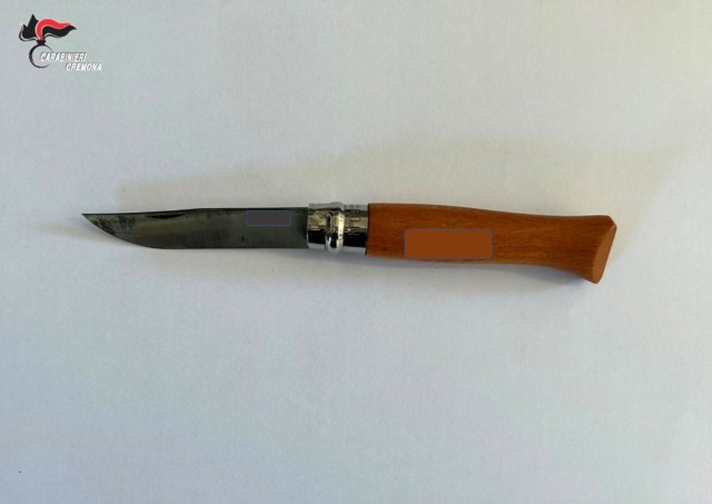 Intervento dei Carabinieri a Gabbioneta Binanuova: sequestrato un coltello