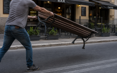 Aggredisce una barista a San Giovanni in Croce e lancia una panchina in strada