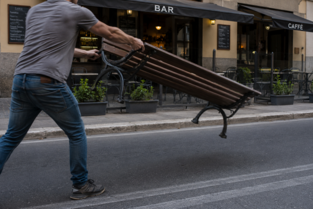 Aggredisce una barista a San Giovanni in Croce e lancia una panchina in strada