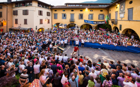 Ci siamo: venerdì 3 luglio torna la Corsa delle Uova di Gandino. Con le novità di un libro e un sito web