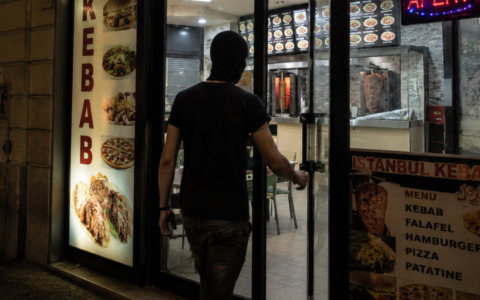Entra in un kebab di Cremona armato di catena e pretende l’incasso: denunciato minorenne
