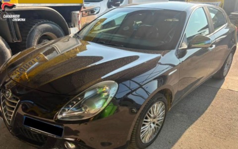 Inseguimento nella notte a Pandino: i Carabinieri recuperano un’auto rubata, caccia ai tre fuggitivi
