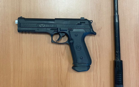 Non paga le bollette e arriva il tecnico per staccargli il gas, ma lui lo minaccia con una pistola