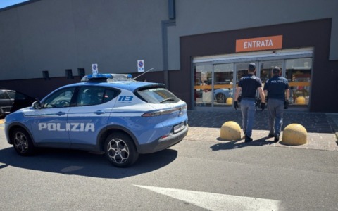 Rubano in un supermercato poi si nascondono (inutilmente) tra le auto: nei guai due donne