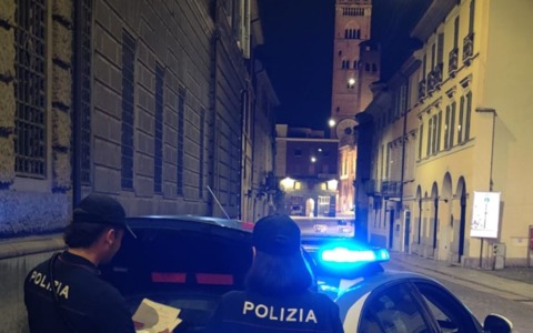 Prima non paga la cena al ristorante, poi viene sorpreso a rubare su un’auto in un cortile condominiale