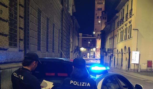 Si cosparge di alcol e dà fuoco alla maglia, poi tenta due volte di lanciarsi dalle finestre di casa: 32enne salvato