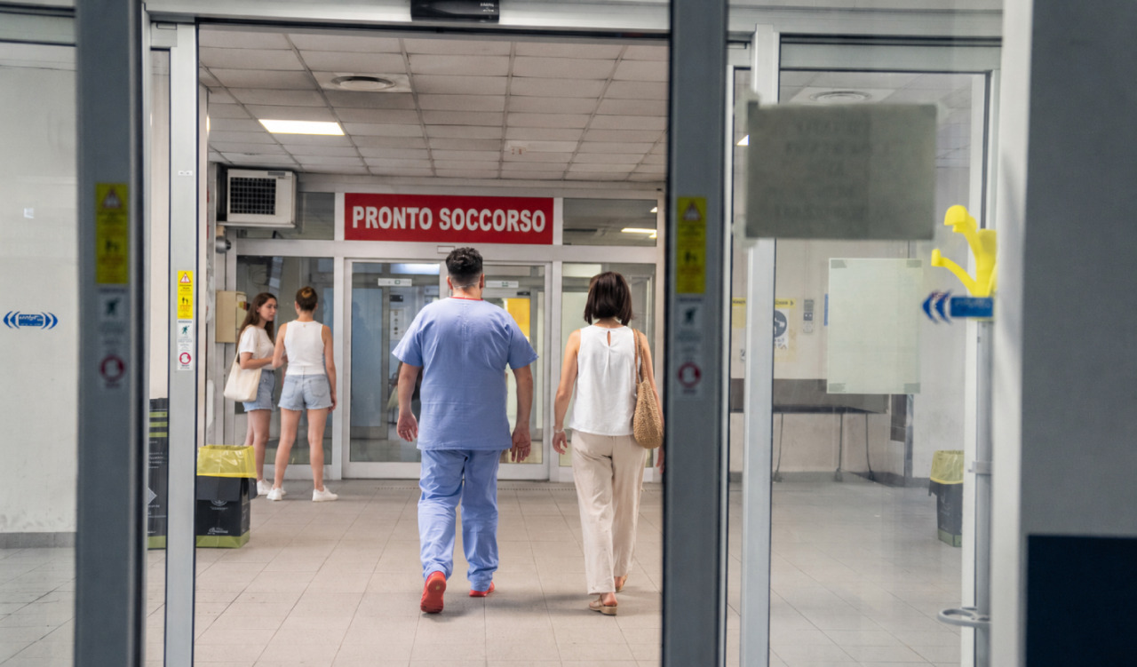 Tentato furto al pronto soccorso, beccato mentre nasconde materiale informatico sotto una barella