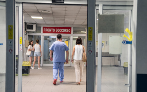Tentato furto al pronto soccorso, beccato mentre nasconde materiale informatico sotto una barella