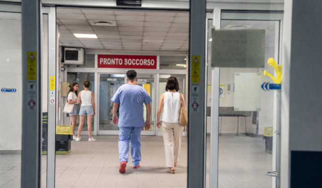 Tentato furto al pronto soccorso, beccato mentre nasconde materiale informatico sotto una barella