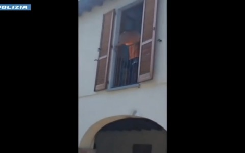 20enne armato di coltello si barrica nella Caritas e tenta di colpire gli agenti