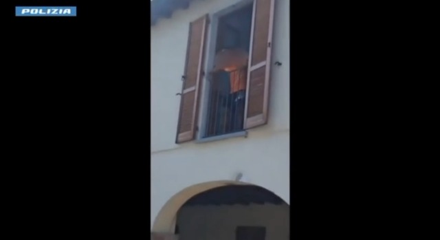 20enne armato di coltello si barrica nella Caritas e tenta di colpire gli agenti
