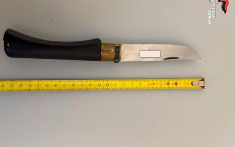 Minaccia due donne con un coltello per un’auto vicino al passo carraio