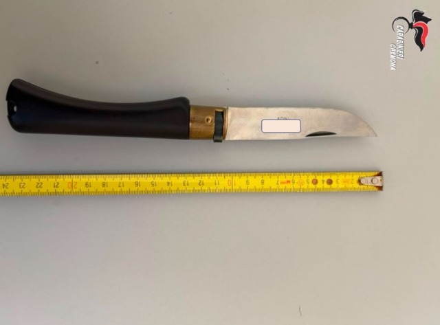 Minaccia due donne con un coltello per un’auto vicino al passo carraio