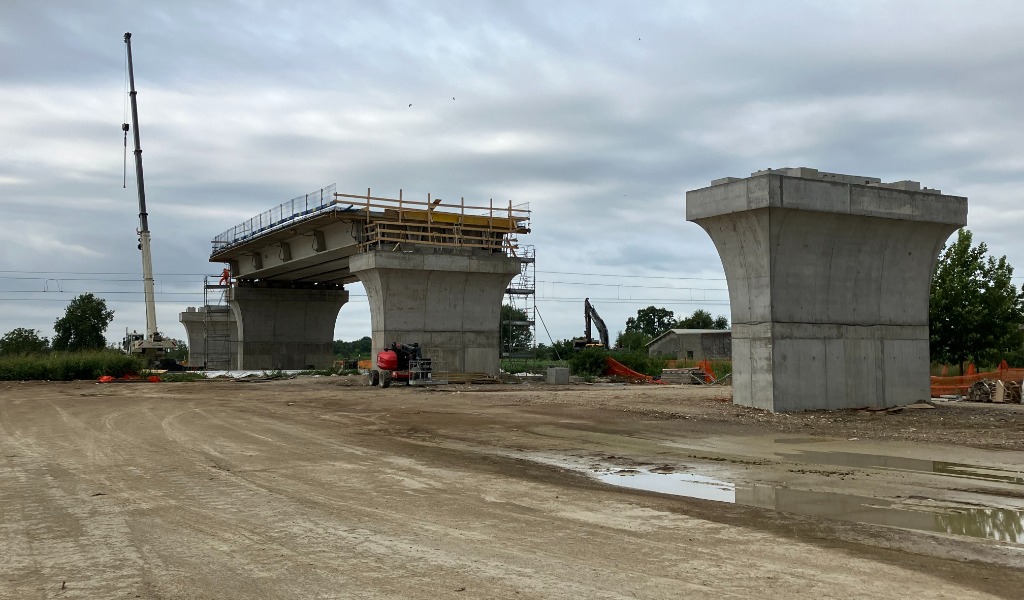 Raddoppio ferroviario Piadena-Mantova: montata la prima campata del nuovo ponte sull’Oglio