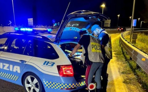Ignorano l’alt e parte l’inseguimento poi abbandonano l’auto, nel mezzo trovati grimaldelli e tenaglie