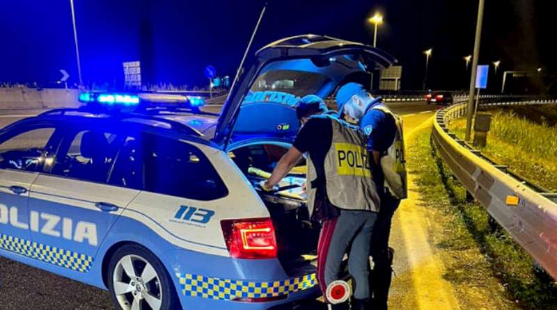 Ignorano l’alt e parte l’inseguimento poi abbandonano l’auto, nel mezzo trovati grimaldelli e tenaglie
