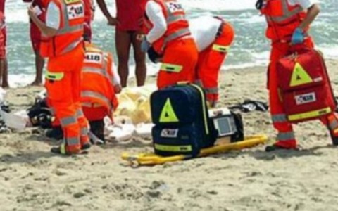 Malore in mare a Cesenatico: muore una 68enne di Robecco d’Oglio trovata senza vita su un materassino