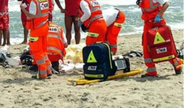 Malore in mare a Cesenatico: muore una 68enne di Robecco d’Oglio trovata senza vita su un materassino